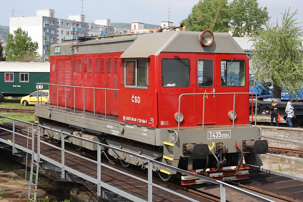 SK-JUSO 720 594-1 (angeschrieben als CSD T435 0594) am 12.April 2014 auf der Drehscheibe im Depot Bratislava Východ.
