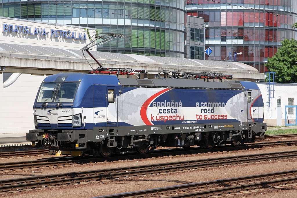 SK-RAILL 383 203-7 am 28.April 2019 im Bahnhof Bratislava Petrzalka.