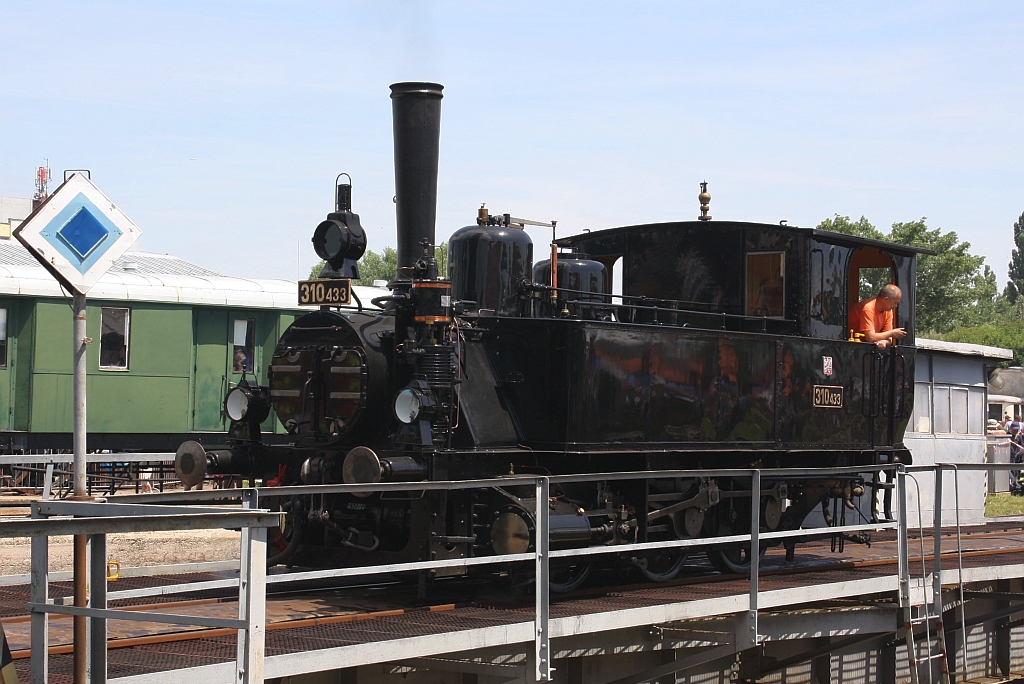 SK-ZSR 310 433 (ex MAV 377, historisch angeschrieben als CSD 310) anlässlich des  RENDEZ 2018  am 16.Juni 2018 auf der Drehscheibe des ZSR Eisenbahnmuseum in Bratislava východ.