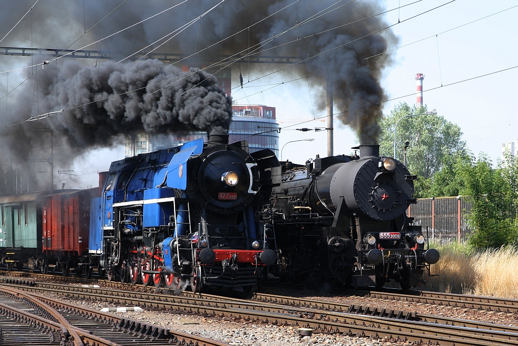 SK-ZSR 90 56 2 477 013-7, historisch angeschrieben als CSD 477 013, mit dem Sonderzug von Bratislava Petrzalka (via Bratislava Nove Mesto - Bratislava Lamac - Devinska Nova Ves - Bratislava hl.st.) und CSD 555 3008 mit dem Sonderzug von Bratislava Petrzalka (via Bratislava Nove Mesto, Bratislava Vajnory, Bernolakovo, Senec, Bratislava Raca) beide zum ZSR Museum Bratislava Vychod am 17.Juni 2018 bei der Ausfahrt in Bratislava Petrzalka.