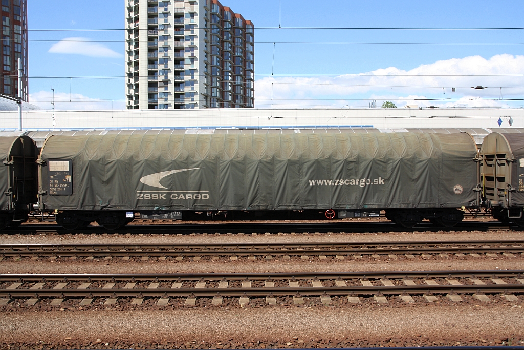 SK-ZSSKC 31 56 3552 208-1 Rilns, eingereiht im 47680, am 28.April 2019 im Bahnhof Bratislava Petrzalka.