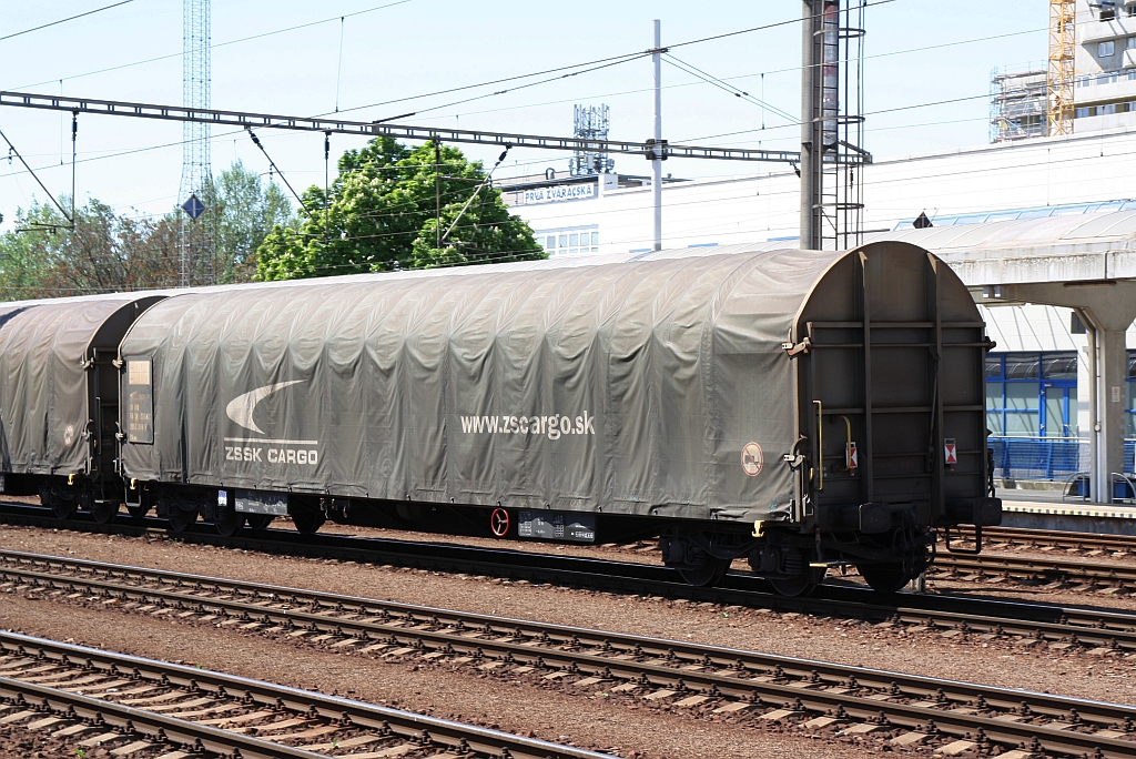 SK-ZSSKC 31 56 3552 268-5 Rilns am 28.April 2019 als letztes Fahrzeug des 47680 im Bahnhof Bratislava Petrzalka.