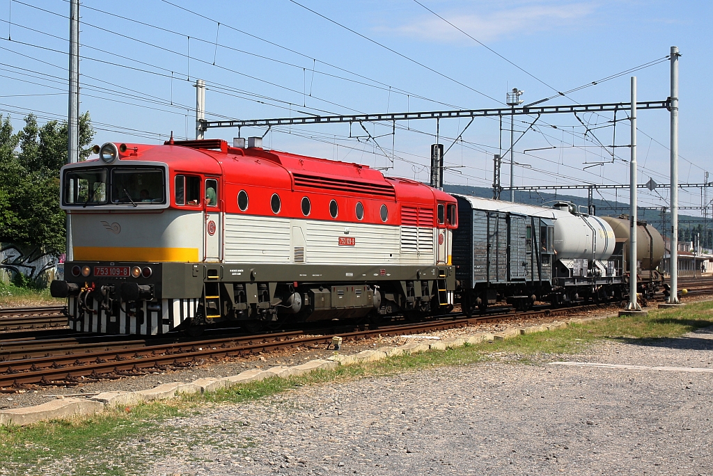 SK-ZSSKC 753 109-8 fährt am 17.Juni 2018 mit dem Feuerlöschzug aus dem Bahnhof Bratislava Raca.