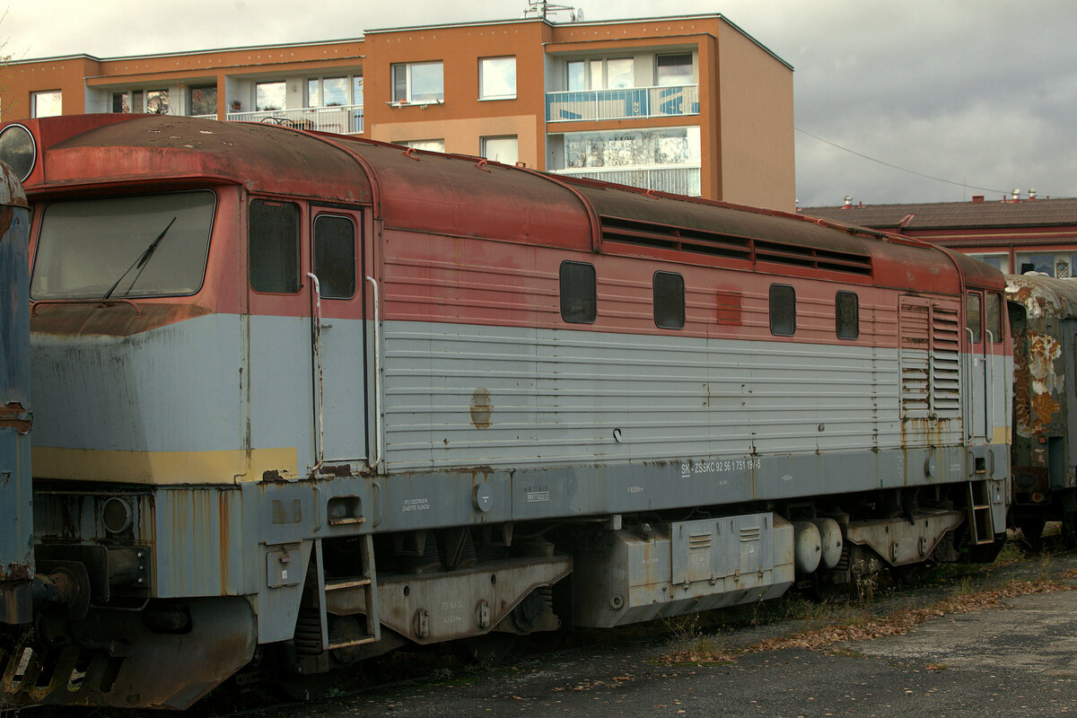 SK ZSSKC 9256 1751 197 - 6 , in etwas desolatem Zustand, abgestellt in Slany, Tschechien. 04.11.2021 15:46 Uhr.