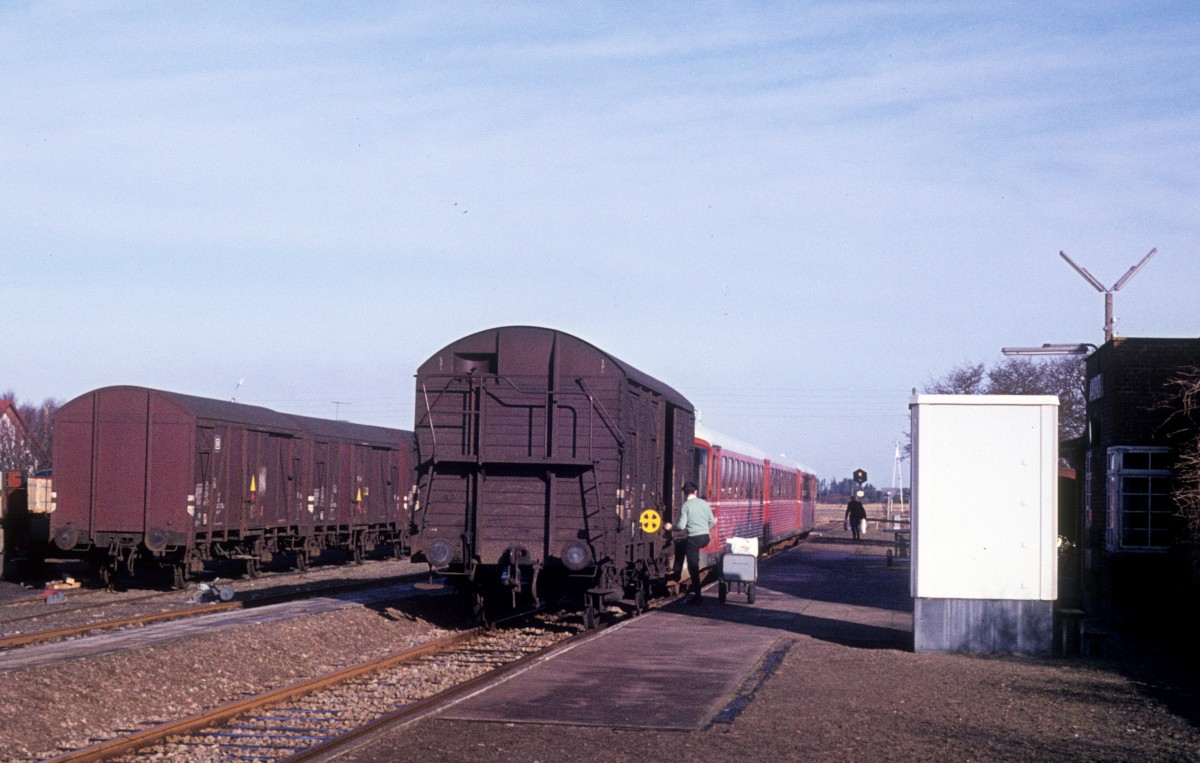 Skagensbanen (SB): Am 25. Februar 1975 hält ein Triebzug mit einem Güterwagen in Ålbæk auf der Bahnstrecke zwischen Frederikshavn und Skagen.