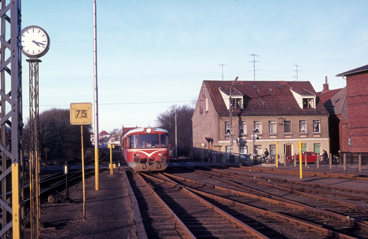 Skagensbanen (SB): Ein Triebzug (Ym + Ys) erreicht am 25. Februar 1975 den Endbahnhof Frederikshavn. 