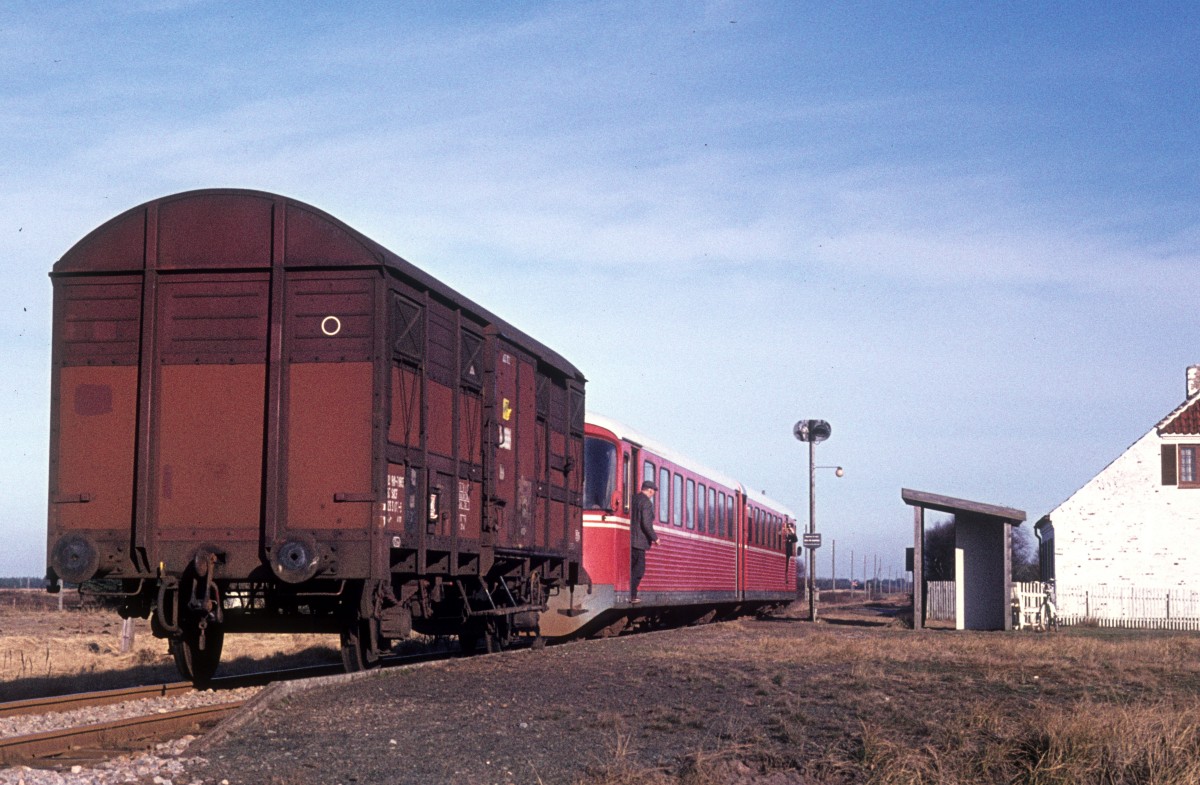Skagensbanen (SB) Triebzug (Ym + Ys) mit einem Güterwagen hält am 25. Februar 1975 in Napstjært auf der Bahnstrecke zwischen Frederikshavn und Skagen in Nordjütland.