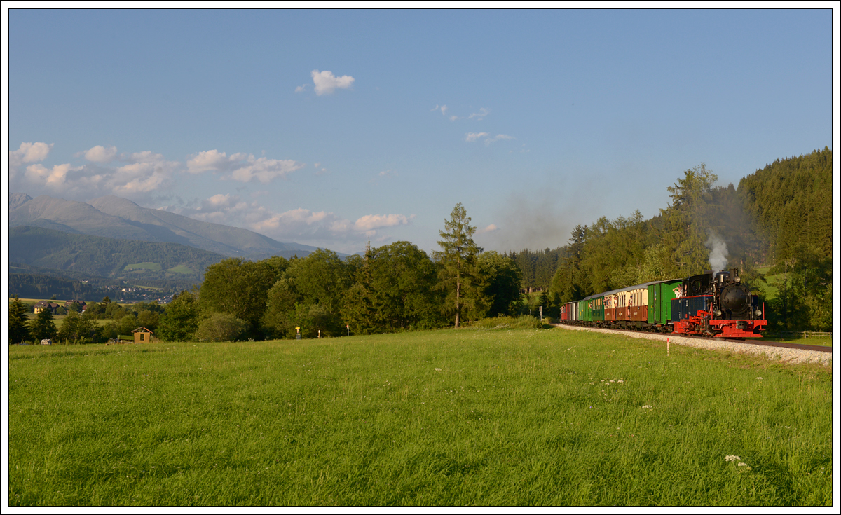 SKGLB 22 (Aquarius C) bespannte am 19.7.2018 einen Sonderzug von Mauterndorf in der Ferienregion Lungau, nach Murau und wieder retour. Die Aufnahme zeigt den Zug bei der Retourfahrt kurz vor dem Zielbahnhof.