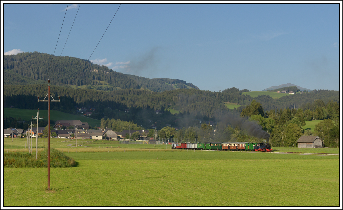 SKGLB 22 (Aquarius C) bespannte am 19.7.2018 einen Sonderzug von Mauterndorf in der Ferienregion Lungau, nach Murau und wieder retour. Die Aufnahme zeigt den Zug bei der Retourfahrt kurz St. Andrä im Lungau.