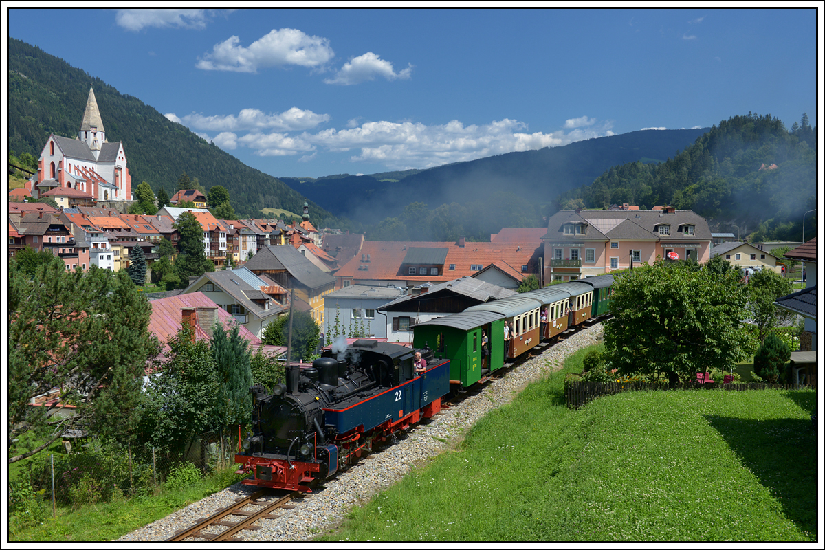 SKGLB 22 (Aquarius C) bespannte am 19.7.2018 einen Sonderzug von Mauterndorf in der Ferienregion Lungau, nach Murau und wieder retour. Die Aufnahme zeigt den Zug bei der Retourfahrt kurz nach der Ausfahrt aus dem Bahnhof Murau.
