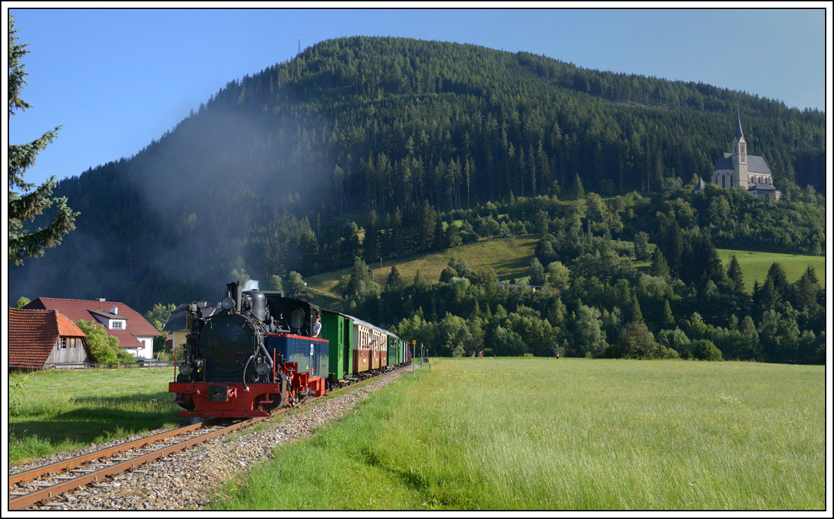 SKGLB 22 (Aquarius C) bespannte am 19.7.2018 einen Sonderzug von Mauterndorf in der Ferienregion Lungau, nach Murau und wieder retour. Die Aufnahme zeigt den Zug bei der Retourfahrt in Tamsweg.