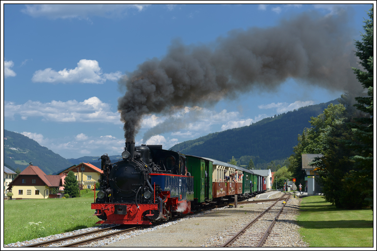 SKGLB 22 bespannte am 19.7.2018 einen Sonderzug von Mauterndorf in der Ferienregion Lungau, nach Murau und wieder retour. Die Aufnahme zeigt den Zug bei der Retourfahrt in St. Lorenzen.