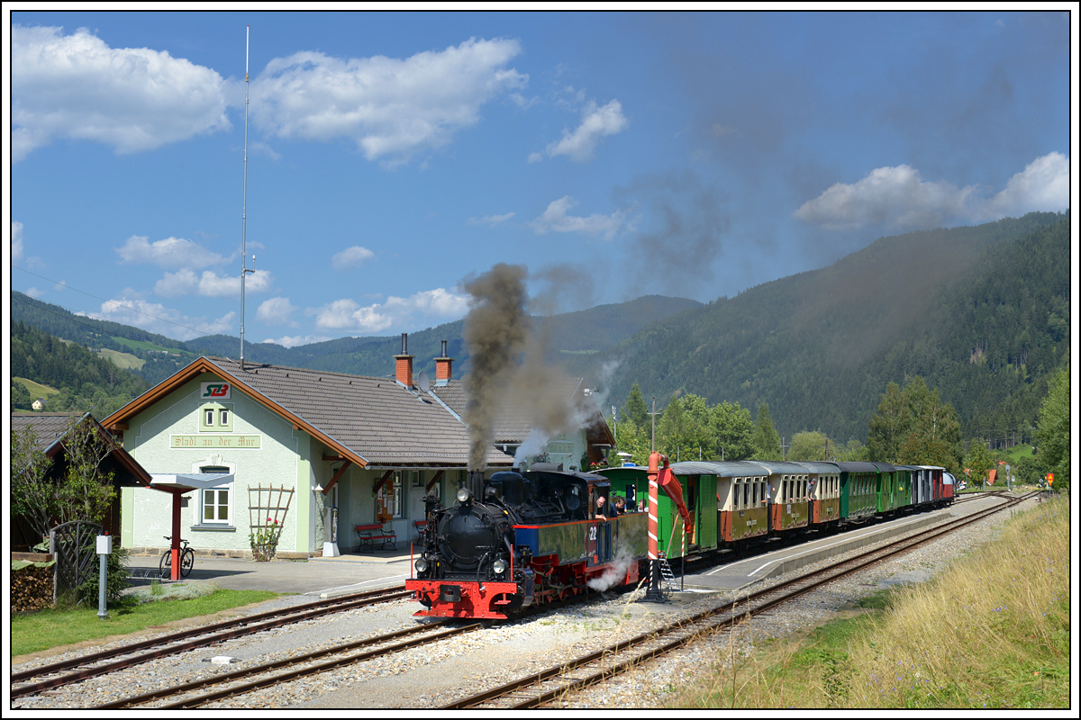 SKGLB 22 bespannte am 19.7.2018 einen Sonderzug von Mauterndorf in der Ferienregion Lungau, nach Murau und wieder retour. Die Aufnahme zeigt den Zug bei der Retourfahrt bei  Halt in Stadl a.d. Mur.