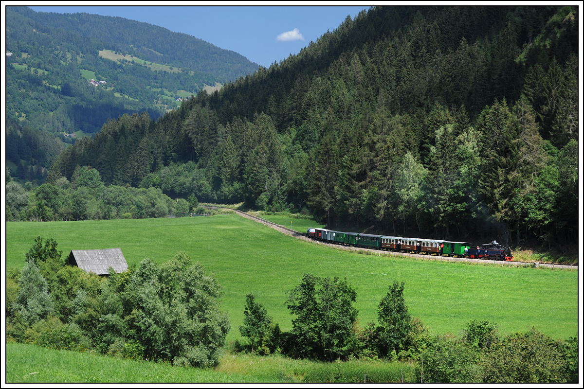 SKGLB 22 bespannte am 19.7.2018 einen Sonderzug von Mauterndorf in der Ferienregion Lungau, nach Murau und wieder retour. Die Aufnahme zeigt den Zug bei der Retourfahrt kurz vor Stadl an der Mur. 