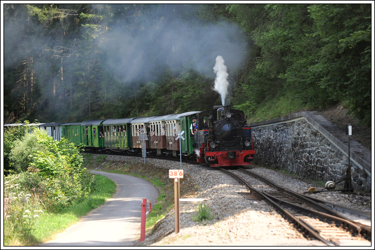 SKGLB 22 bespannte am 19.7.2018 einen Sonderzug von Mauterndorf in der Ferienregion Lungau, nach Murau und wieder retour. Die Aufnahme zeigt den Zug bei der Retourfahrt kurz vor der Einfahrt in die Ausweiche Wandritsch.