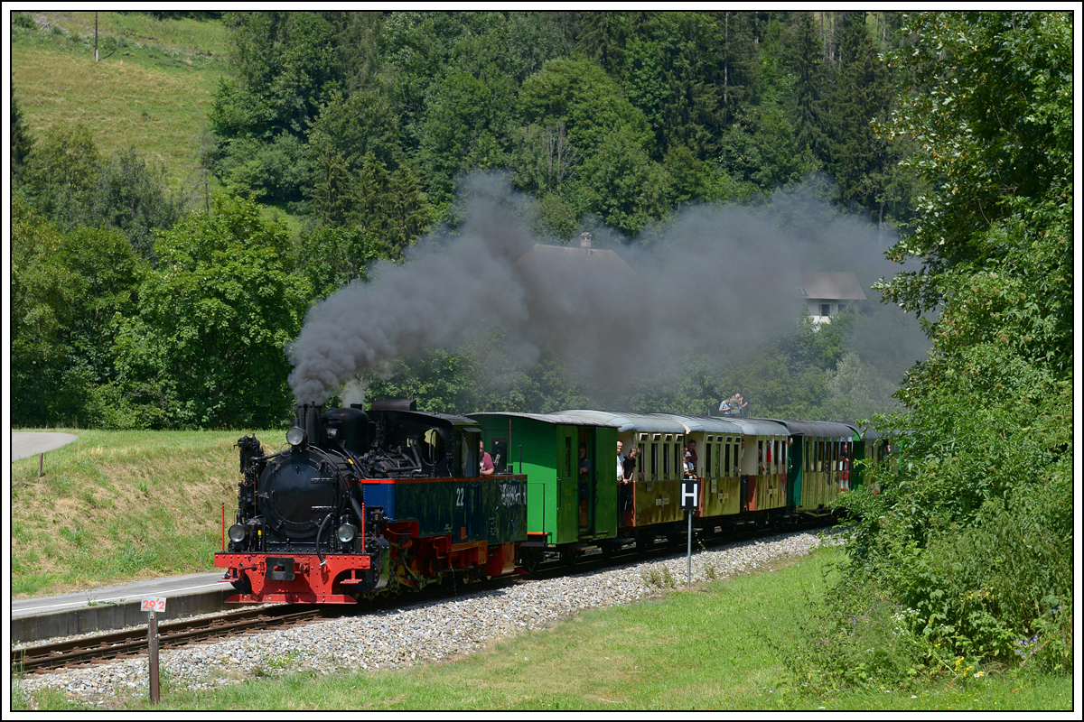 SKGLB 22 bespannte am 19.7.2018 einen Sonderzug von Mauterndorf in der Ferienregion Lungau, nach Murau und wieder retour. Die Aufnahme zeigt den Zug bei der Retourfahrt kurz nach Murau.