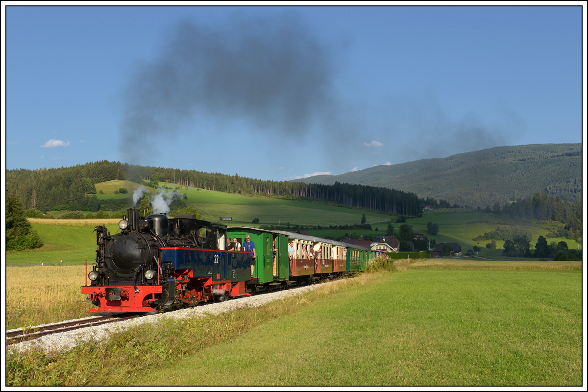 SKGLB 22 bespannte am 19.7.2018 einen Sonderzug von Mauterndorf in der Ferienregion Lungau, nach Murau und wieder retour. Die Aufnahme zeigt den Zug bei der Retourfahrt kurz St. Andrä im Lungau.