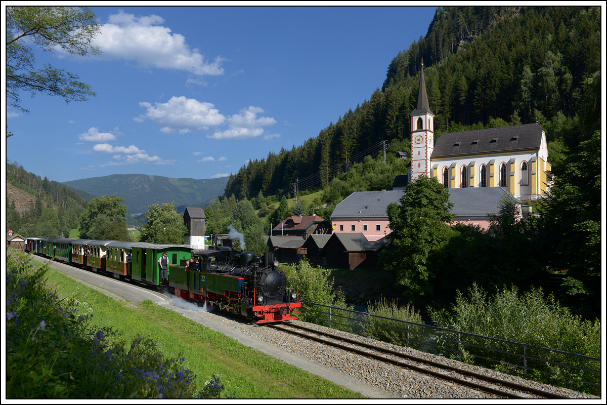 SKGLB 22 bespannte am 19.7.2018 einen Sonderzug von Mauterndorf in der Ferienregion Lungau, nach Murau und wieder retour. Die Aufnahme zeigt den Zug bei der Retourfahrt in Ramingstein.