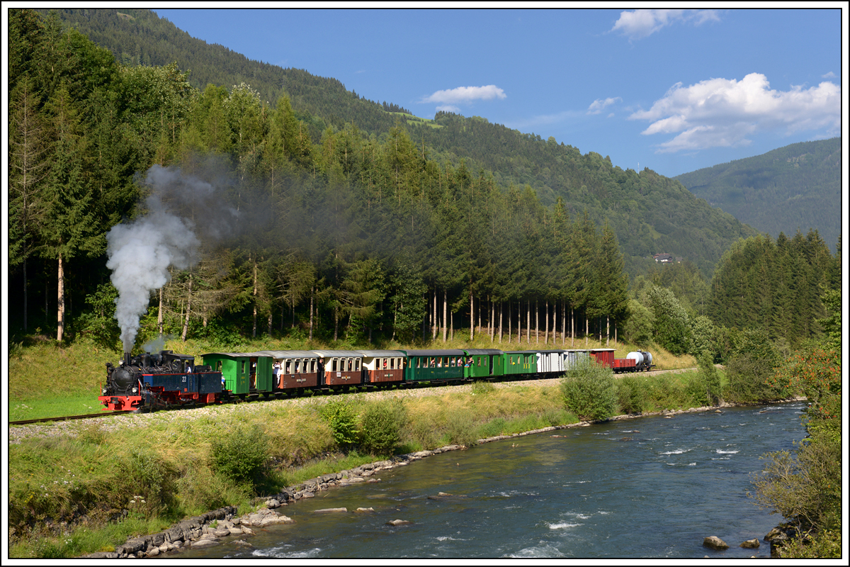 SKGLB 22 bespannte am 19.7.2018 einen Sonderzug von Mauterndorf in der Ferienregion Lungau, nach Murau und wieder retour. Die Aufnahme zeigt den Zug bei der Retourfahrt in Hintering.
