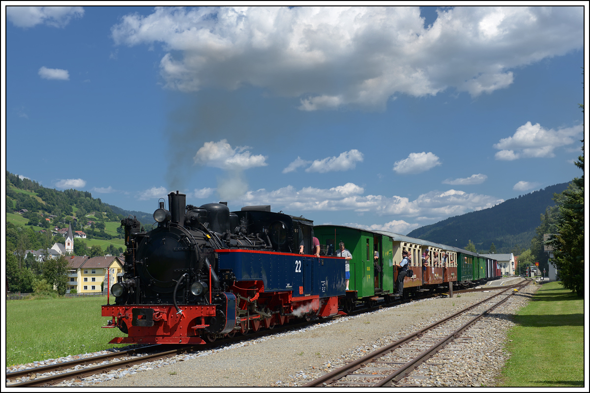 SKGLB 22 bespannte am 19.7.2018 einen Sonderzug von Mauterndorf in der Ferienregion Lungau, nach Murau und wieder retour. Die Aufnahme zeigt den Zug bei der Retourfahrt bei der Ausfahrt aus St. Lorenzen.