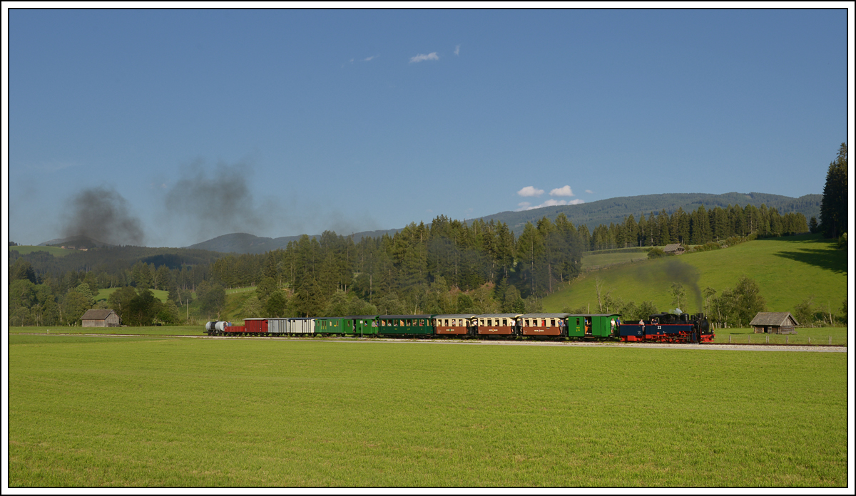 SKGLB 22 bespannte am 19.7.2018 einen Sonderzug von Mauterndorf in der Ferienregion Lungau, nach Murau und wieder retour. Die Aufnahme zeigt den Zug bei der Retourfahrt kurz nach St. Andrä im Lungau.