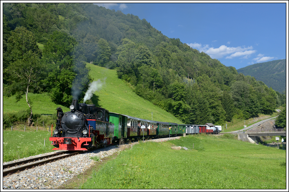 SKGLB 22 bespannte am 19.7.2018 einen Sonderzug von Mauterndorf in der Ferienregion Lungau, nach Murau und wieder retour. Die Aufnahme zeigt den Zug bei der Retourfahrt in Kendlbruck.