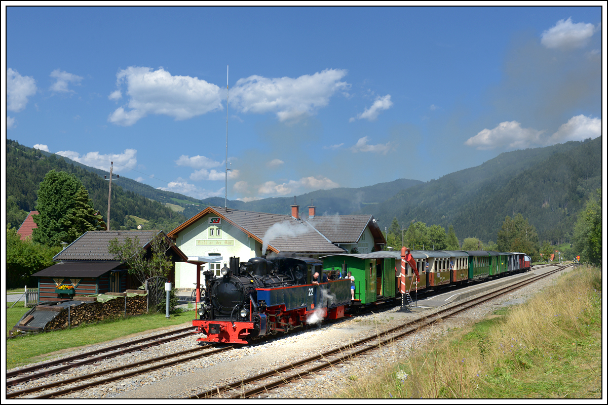SKGLB 22 bespannte am 19.7.2018 einen Sonderzug von Mauterndorf in der Ferienregion Lungau, nach Murau und wieder retour. Die Aufnahme zeigt den Zug bei der Ausfahrt in Stadl a.d. Mur.