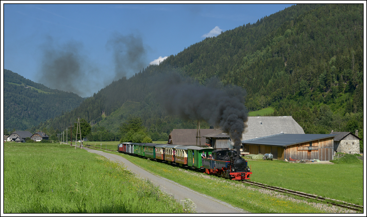 SKGLB 22 (ex Aquarius C) bespannte am 19.7.2018 einen Sonderzug von Mauterndorf in der Ferienregion Lungau, nach Murau und wieder retour. Die Aufnahme zeigt den Zug bei der Retourfahrt in Predlitz.