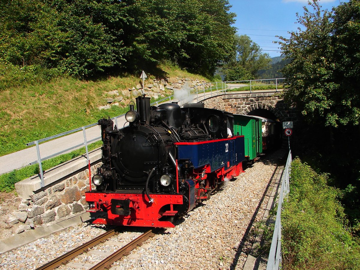 SKGLB 22 (vorher war Aquarius C) bespannte am 19.7.2018. den Foto-Sonderzug von Mauterndorf nach Murau und zurück. Wir haben viel Glück mit dem Wetter. Die Aufnahme zeigt den Zug bei der Tunnel-Durchfahrt in Kendlbruck.