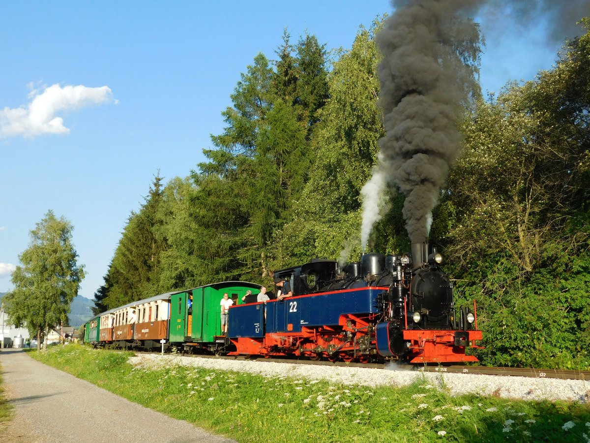 SKGLB 22 (vorher war Aquarius C) bespannte am 19.7.2018. den Foto-Sonderzug von Mauterndorf nach Murau und zurück. Das Bild zeigt den Zug mit Volldampf in Mariapfarr.