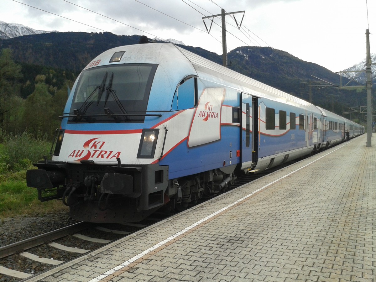 Ski Austria railjet  als rj 530 (Lienz - Wien Meidling) beim kurzen Aufenthalt in Greifenburg-Weißensee. (23.10.2014)