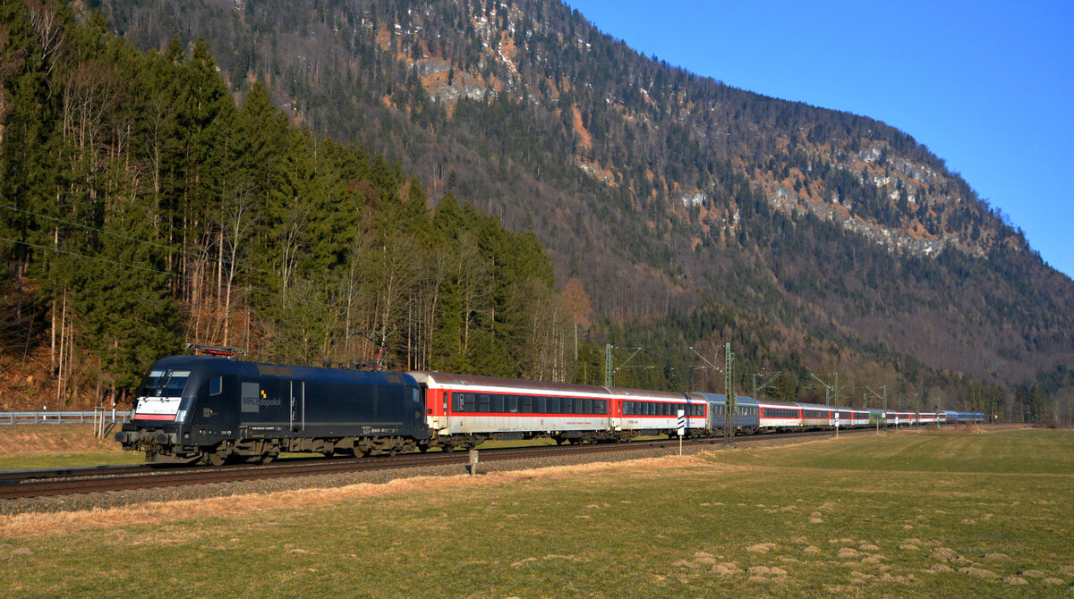 Ski-Turnuszüge 2022 fast im Blockabstand: Am frühen Samstagmorgen bringt die MRCE 182 501-7 pfeifend den Alpen-Express 13489 (Den Haag HS - Amsterdam C - Bischofshofen / St. Anton am Arlberg) in Niederaudorf als zweiten nach Österreich. Ein Gruß zurück an den Tf. 05.03.2022

