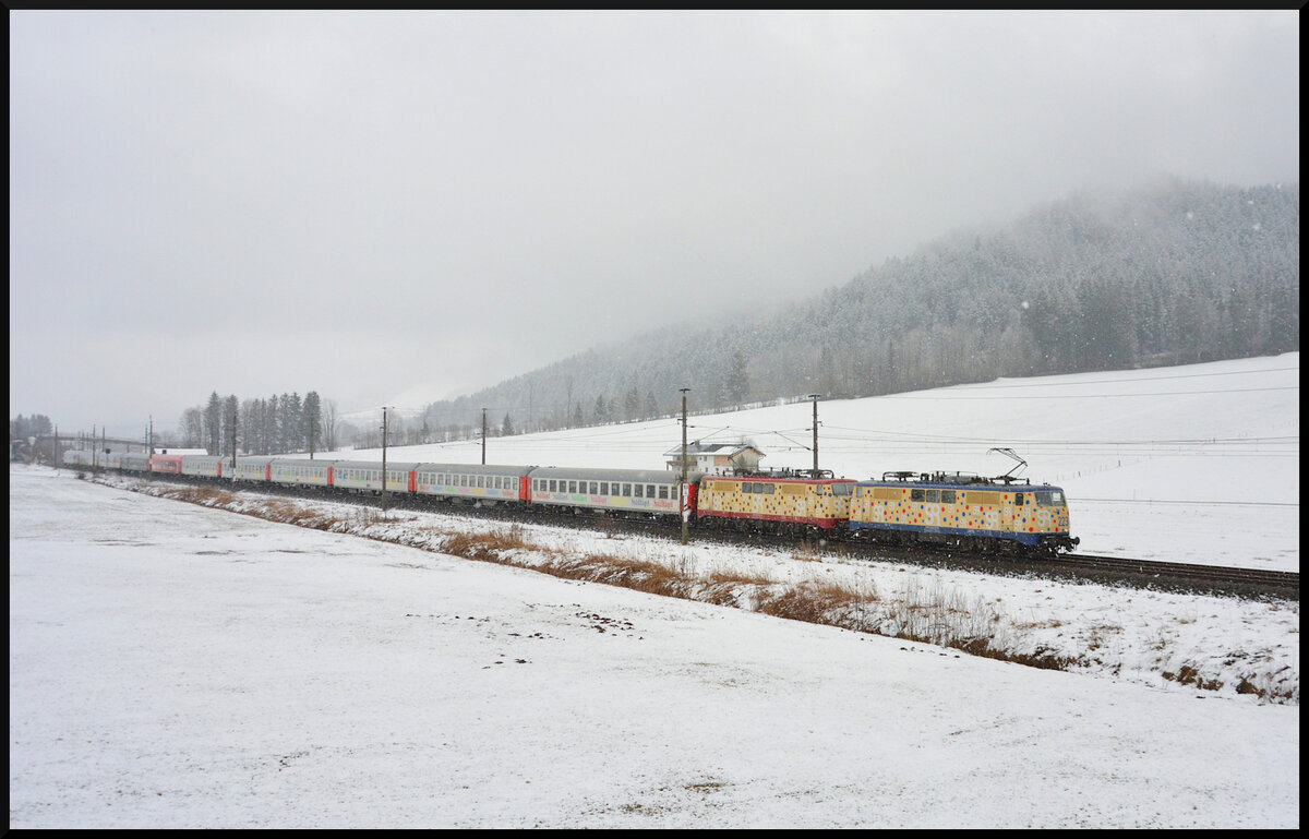 Ski-Turnuszüge 2023: Bei dichtem Schneefall fuhren die SmartRail 111 223 (führend) & 111 057 mit dem Snälltaget D305 Malmö - Innsbruck am 25.02.2023 bei Kirchberg in Tirol dem nächsten Halt Wörgl entgegen.