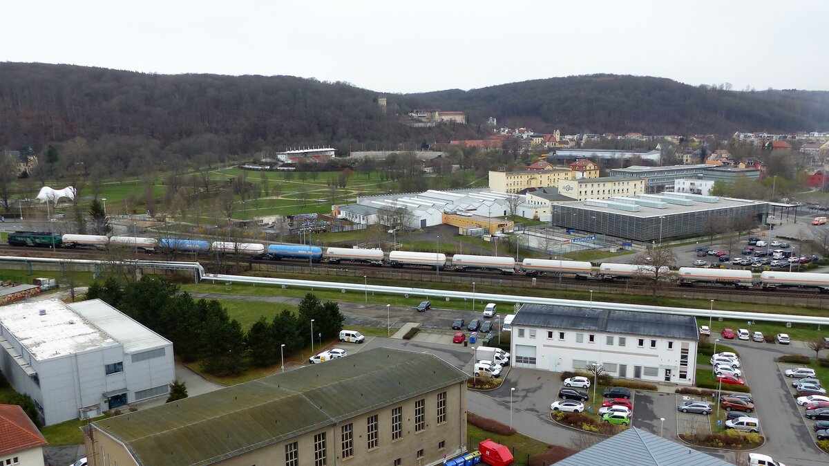 Skinest Rail Ludmilla 232 413-5 ( 9280 1232 413-5 D-SKINE ) verlässt Gera mit einem Zagkks-Kesselwagenzug am 1.4.2022 in südlicher Richtung. 