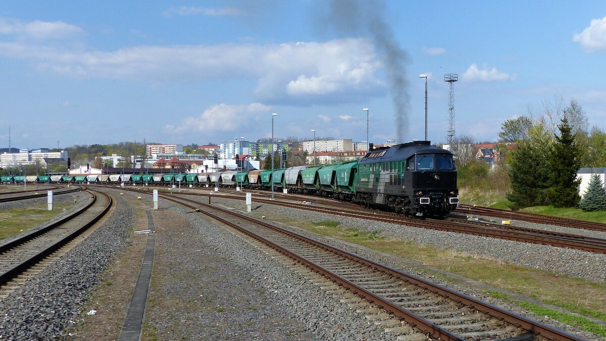 Skinest Rail Ludmilla 232 413-5 ( 9280 1232 413-5 D-SKINE ) verlässt Gera mit einem Getreidezug in Richtung Süden. 
