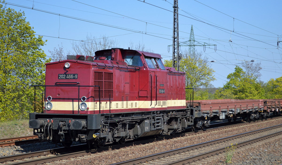 SKL Umschlagservice Magdeburg GmbH & Co. KG, Magdeburg mit  202 466-9  [NVR-Nummer: 92 80 1202 466-9 D-SKLUS] und einigen Drehgestell-Flachwagen am 21.04.20 Bf. Saarmund.