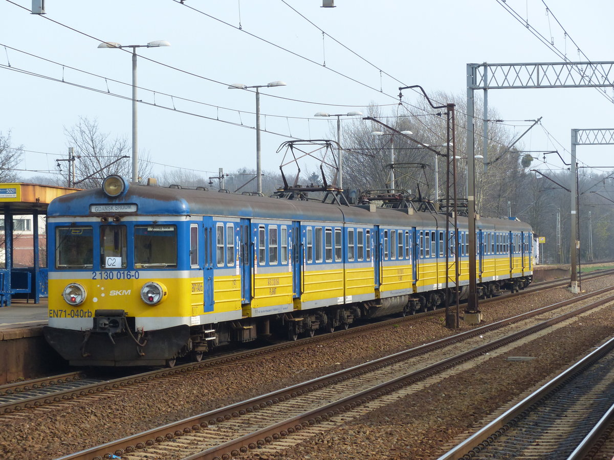 SKM in Gdynia Orłowo zur Weiterfahrt in Richtung Gdansk. EN71-040rb bzw. 2 130 016-0, 10.4.2017