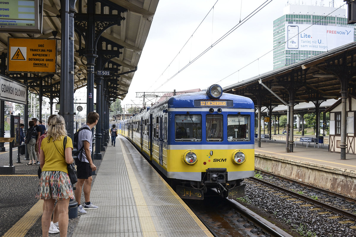 SKM S2 (EN71) Richtung Wejherowo erreicht den Danziger Hauptbahnhof (Glówny). Aufnahme: 12. August 2019.