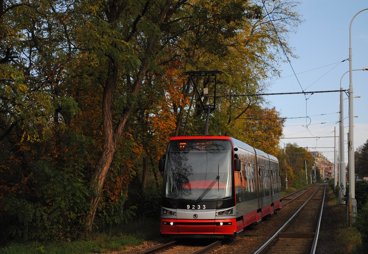 Skoda 15T 9233 der Linie 17 auf der Talfahrt in der ul. Trojska. (21.10.2019)
