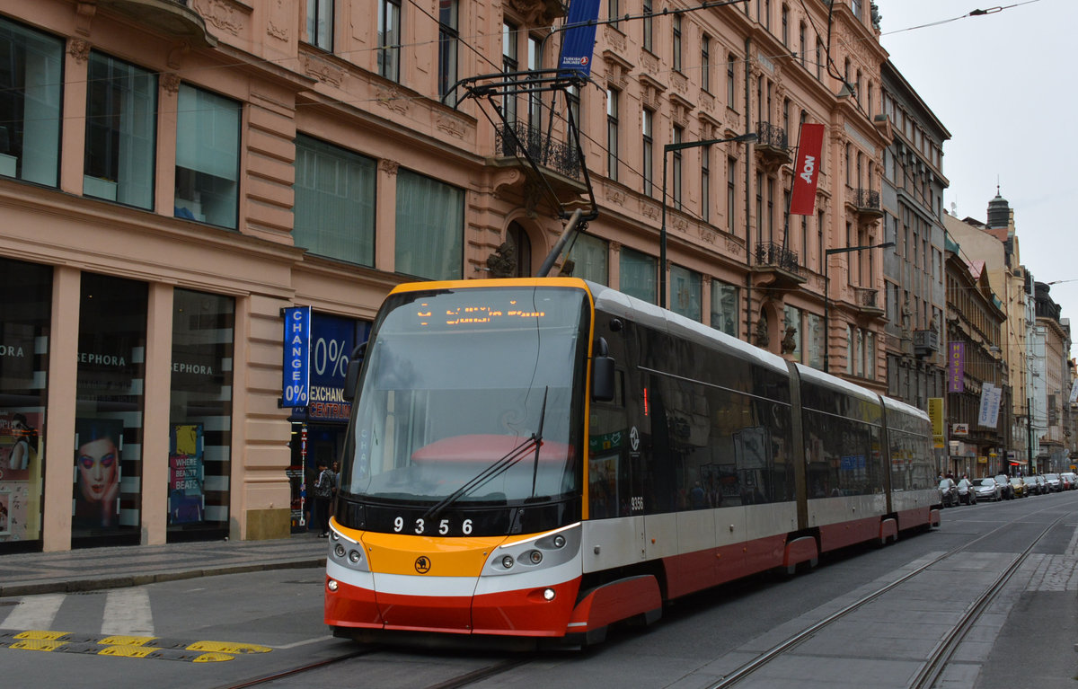 Skoda 15T  9356  Straßenbahn ist am 25.08.2018 unterwegs durch Prag.