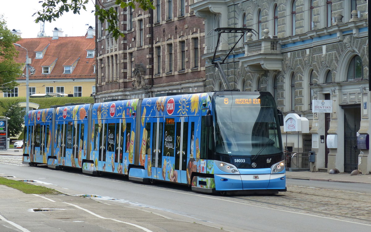 Skoda 15T1 ForCity mit der Nummer 58033 in der Straße Kronvalda bulvāris. Fahrzeuge dieses Typs hatte ich im August 2016 nur auf der Linie 6 (Jugla - Ausekļa iela) gesehen. 7.8.2016