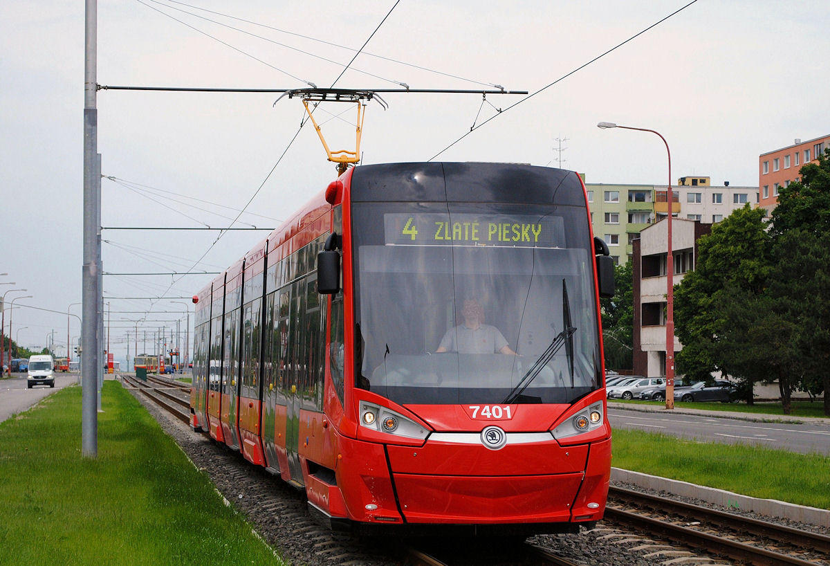 Skoda 29T (Einrichtungsvariante) 7401 nähert sich der Haltestelle  OD Saratov. Die Fahrzeuge, die an beiden Endteilen konventionelle Drehgestelle besitzen, zeichnen sich durch angenehm ruhiges Laufverhalten auch auf stark verschlissenen Gleisen aus, weitere Merkmale sind eine hohe Anfahrbeschleunigung sowie ruckfreies Anhalten. (25.05.2015)