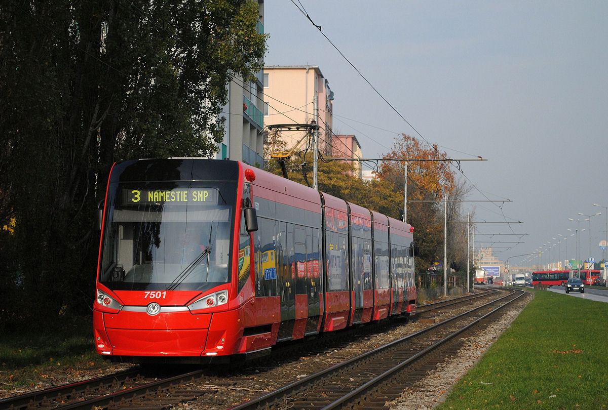 Skoda 30T 7501 nähert sich in der Račianska ulica der Haltestelle Pekna cesta. (06.11.2015)