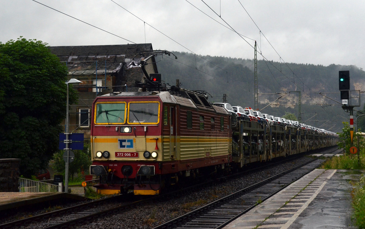 Skoda-Lok vor Skoda-Zug; 372 006 führte am 17.06.16 einen Autozug durch Stadt Wehlen Richtung Dresden.