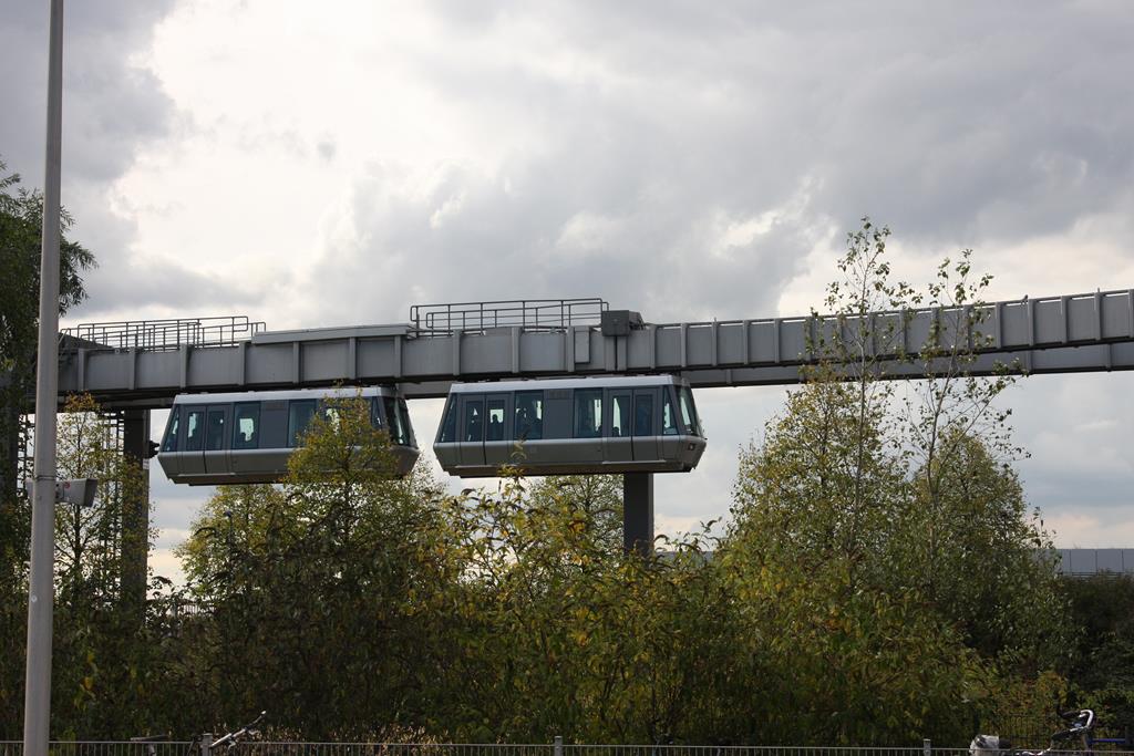 Sky Train am Flughafen in Düsseldorf kurz vor Erreichen des Endbahnhofs am 8.10.2016.