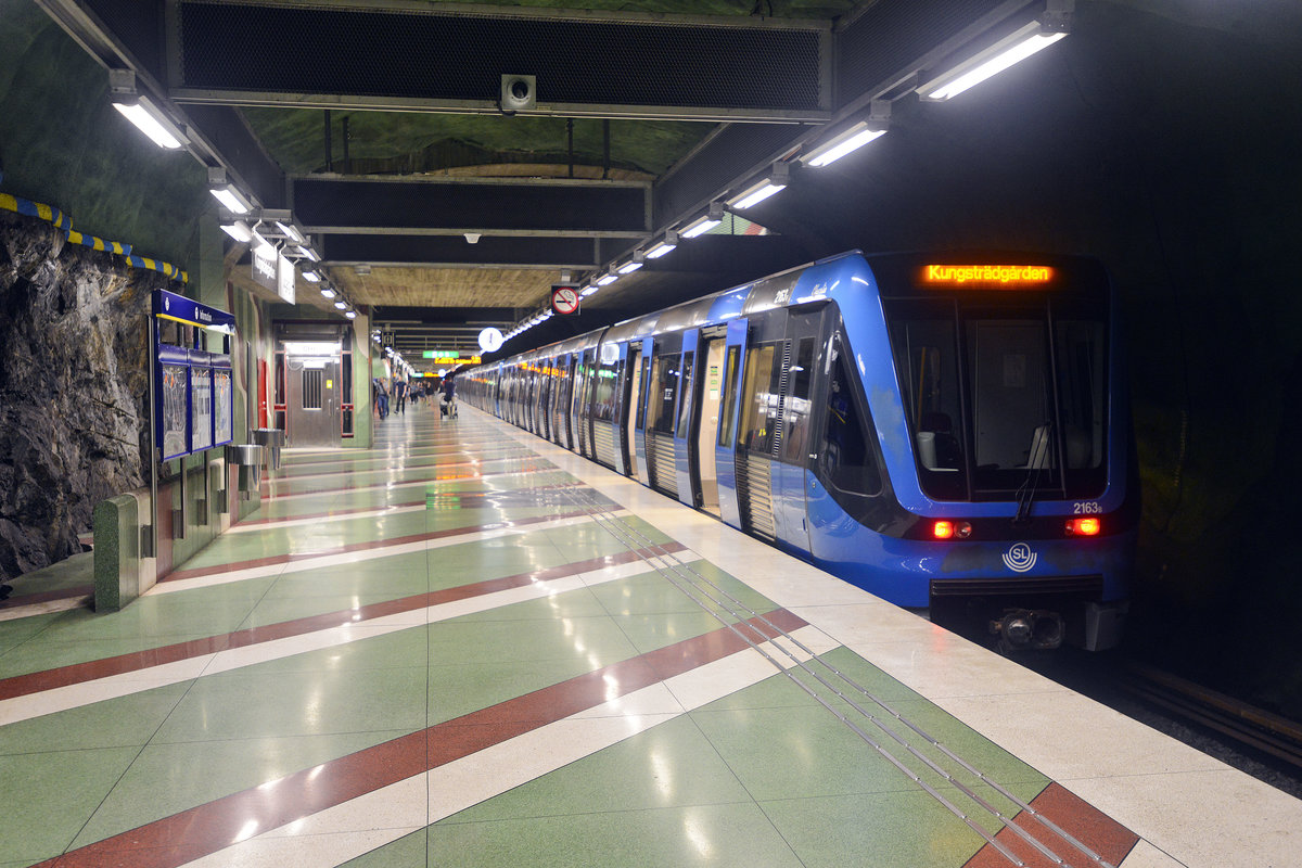 SL 2162 in der Stockholmer Tunnelbana. Mehr als 90 der 110 Stationen der Stockholmer U-Bahn  sind mit Kunstwerken von etwa 150 verschiedenen Künstlern ausgeschmückt. Hier Kungsträdgården. Aufnahme: 28. Juli 2017.