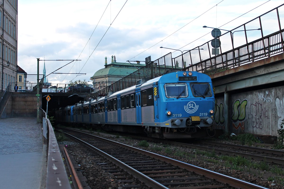 SL 3119 zusammen mit SL 3149, SL 3123 und SL 3128 am 29.05.2015 auf dem südlichen Teil der Centralbron und fuhren in Richtung Söderledstunneln.