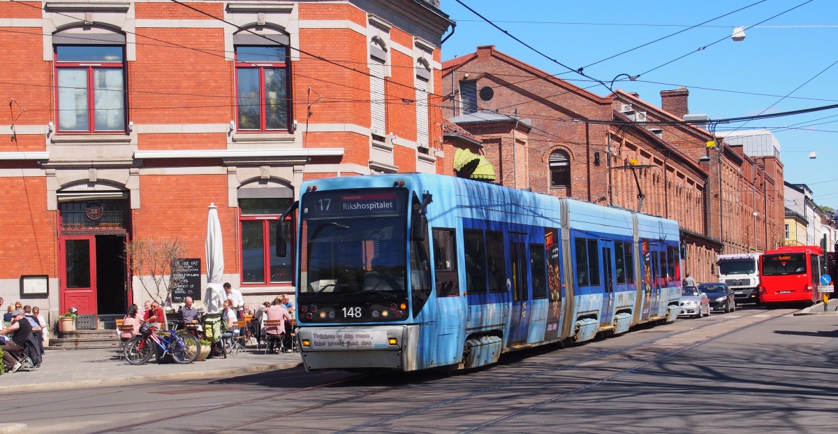 SL-95 Nr. 148 im Trondheimsveien am 15.5.2015. Diese Fahrzeuge wurden zwischen 1999 und 2005 angeschafft, 32 von ihnen und 40 ältere Fahrzeuge des Typs SL-79 wickeln derzeit den Straßenbahnverkehr in Oslo ab. (Bild von meinen Eltern)