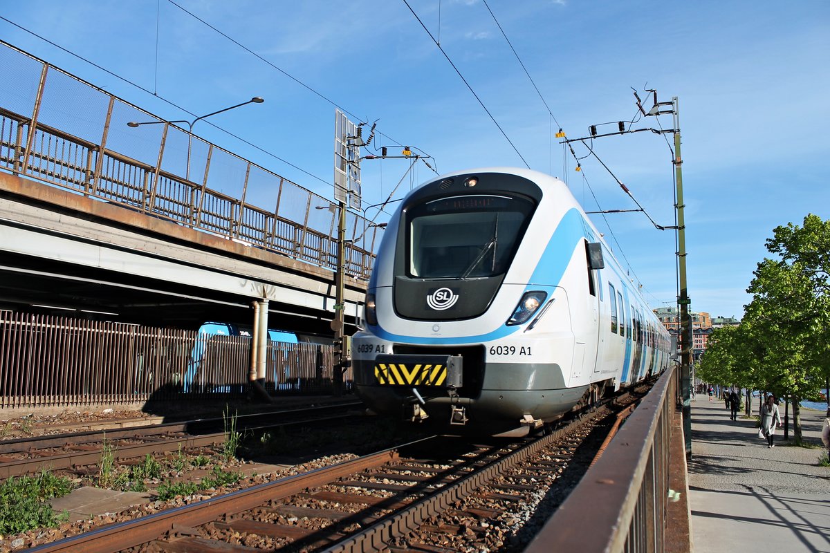 SL X60 6039 A1 zusammen mit SL X60 6020 A2 am 29.05.2015 als Pendeltåg auf dem südlichen Teil der Centralbron in Stockholm beim Söderledstunneln und fuhr gen Centralstation.
