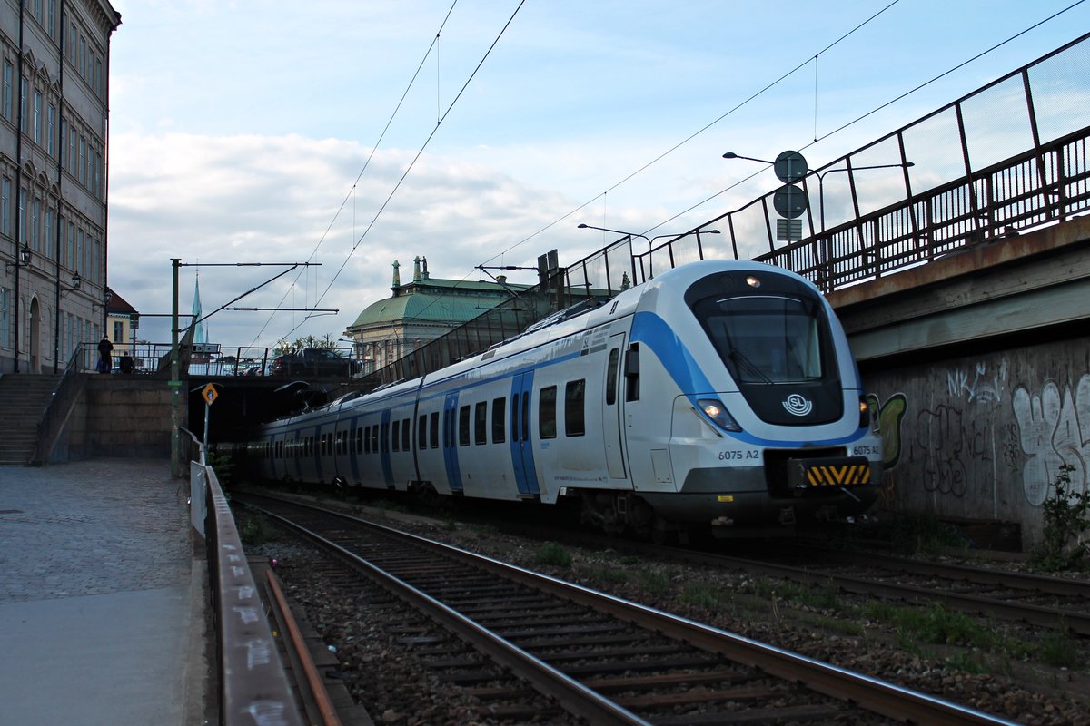 SL X60 6075 A2 am 29.05.2015 zusammen mit SL X60 6058 A1 auf dem südichen Teil der Centralbron gen Söderledstunneln.